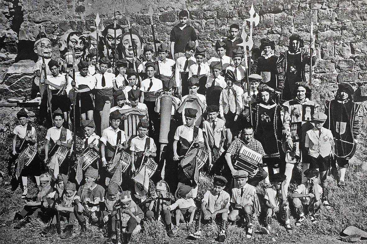 La colla dels Fadrinets del Poble Vell, a l'exterior del Castell, durant la dÃ¨cada del 1960 (foto publicada en el llibre 'SÃºria, els records d'un poble' de Josep Juncadella Masana).