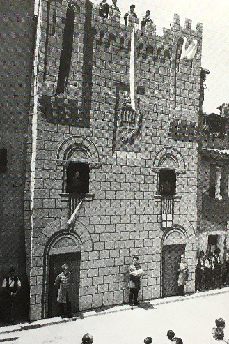 RecreaciÃ³ medieval a la plaÃ§a Major durant la Festa dels Castells, celebrada l'any 1967 (foto publicada en el llibre 'SÃºria, histÃ²ria en imatges. 1894-1975' de Josep Reguant i Agut).