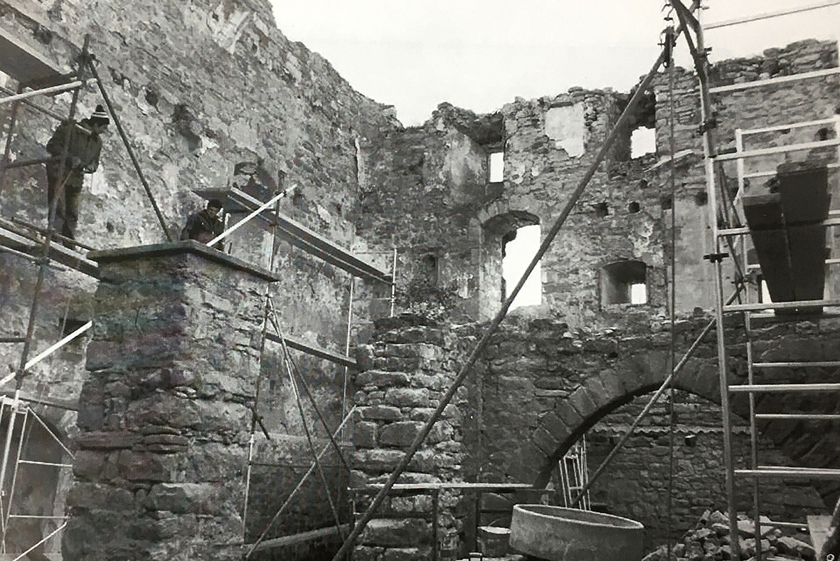 Obres de restauraciÃ³ del Castell, en les darreres dÃ¨cades del segle XX (foto publicada en el llibre 'SÃºria ahir i avui' de Josep Massana i Portella).