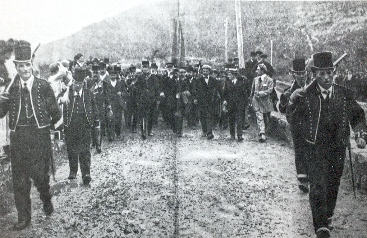 Visita del rei Alfons XIII a SÃºria, arran de l'aiguat de 1907 (foto publicada en el llibre 'SÃºria, histÃ²ria en imatges. 1894-1975' de Josep Reguant Agut).