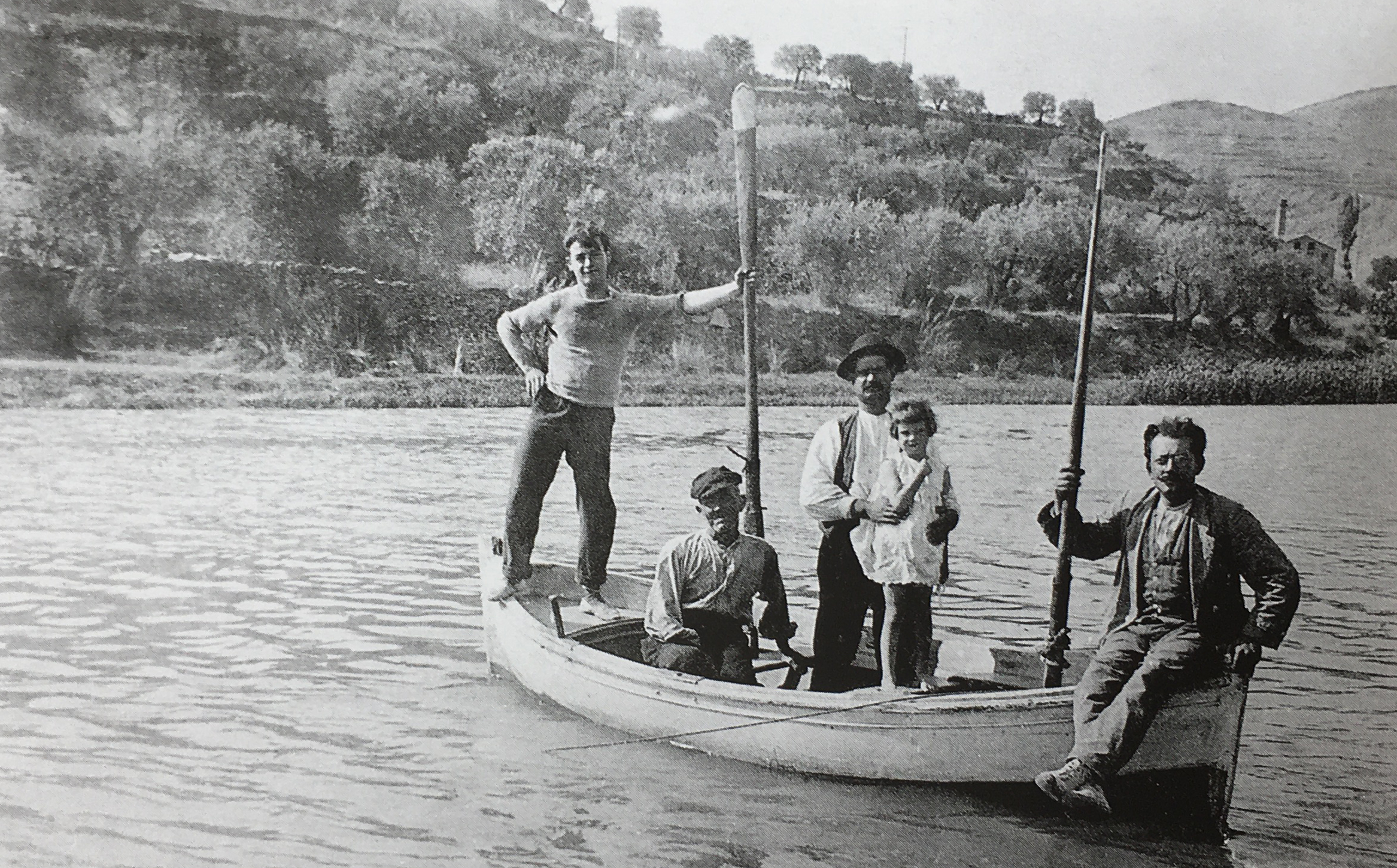 La barca de Josep Sibila, conegut popularment com el Castilla, que feia petites navegacions recreatives pel riu en les primeres dÃ¨cades del segle XX (foto publicada en el llibre 'SÃºria. Els records d'Ãºn poble' de Josep Juncadella Masana).