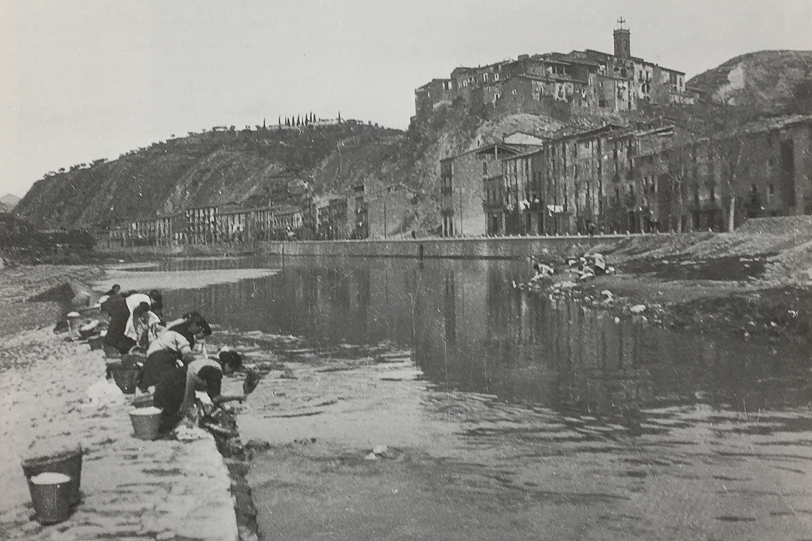 Grup de dones rentant la roba al riu Cardener, en una imatge de 1924 (foto publicada en el llibre 'SÃºria, histÃ²ria en imatges. 1894-1975' de Josep Reguant Agut).