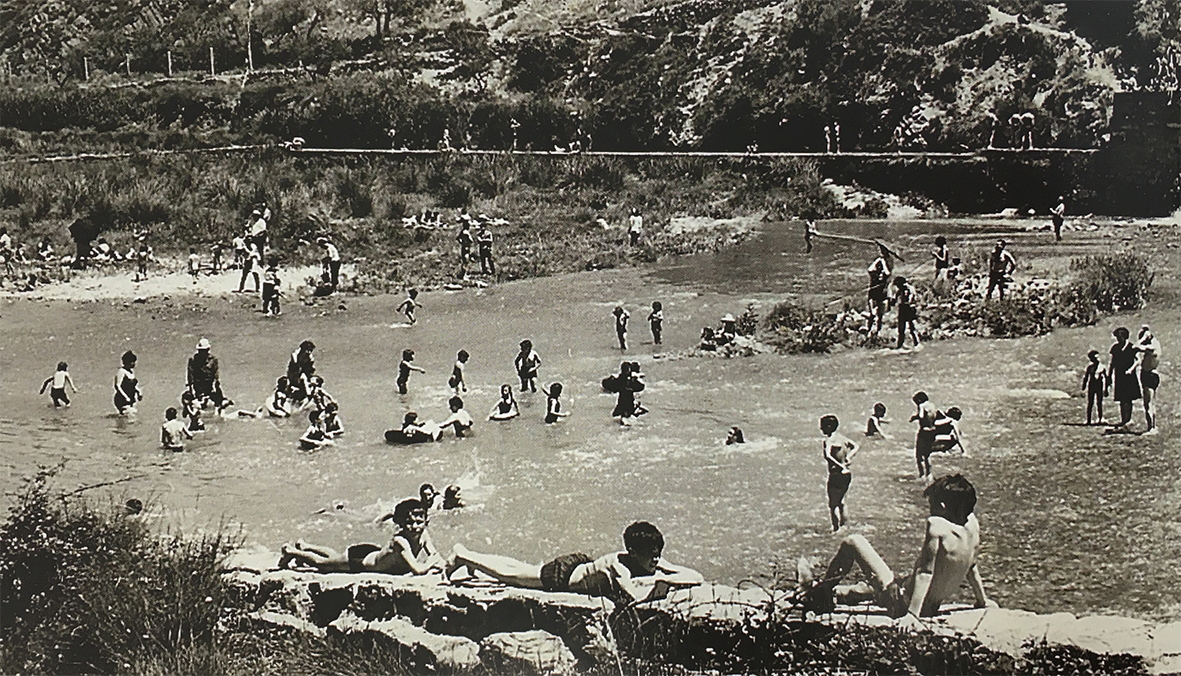 Grans i petits banyant-se al riu Cardener, en una imatge de la dÃ¨cada de 1960 (foto publicada en el llibre 'Salipota, SÃºria. El barri que va nÃ©ixer dues vegades' de Roger HernÃ¡ndez RodrÃ­guez).