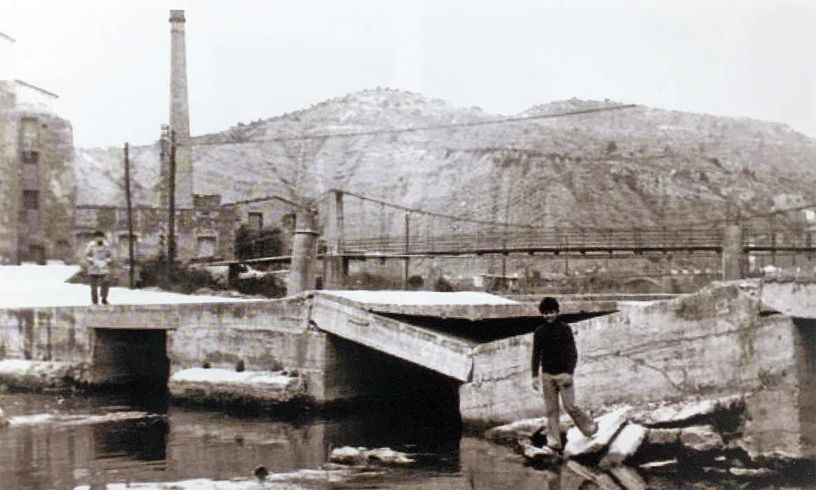Trencament del gual provisional sobre el riu Cardener a causa d'una riuada, en una imatge de 1973 (foto publicada en el llibre 'Salipota, SÃºria. El barri que va nÃ©ixer dues vegades' de Roger HernÃ¡ndez RodrÃ­guez).