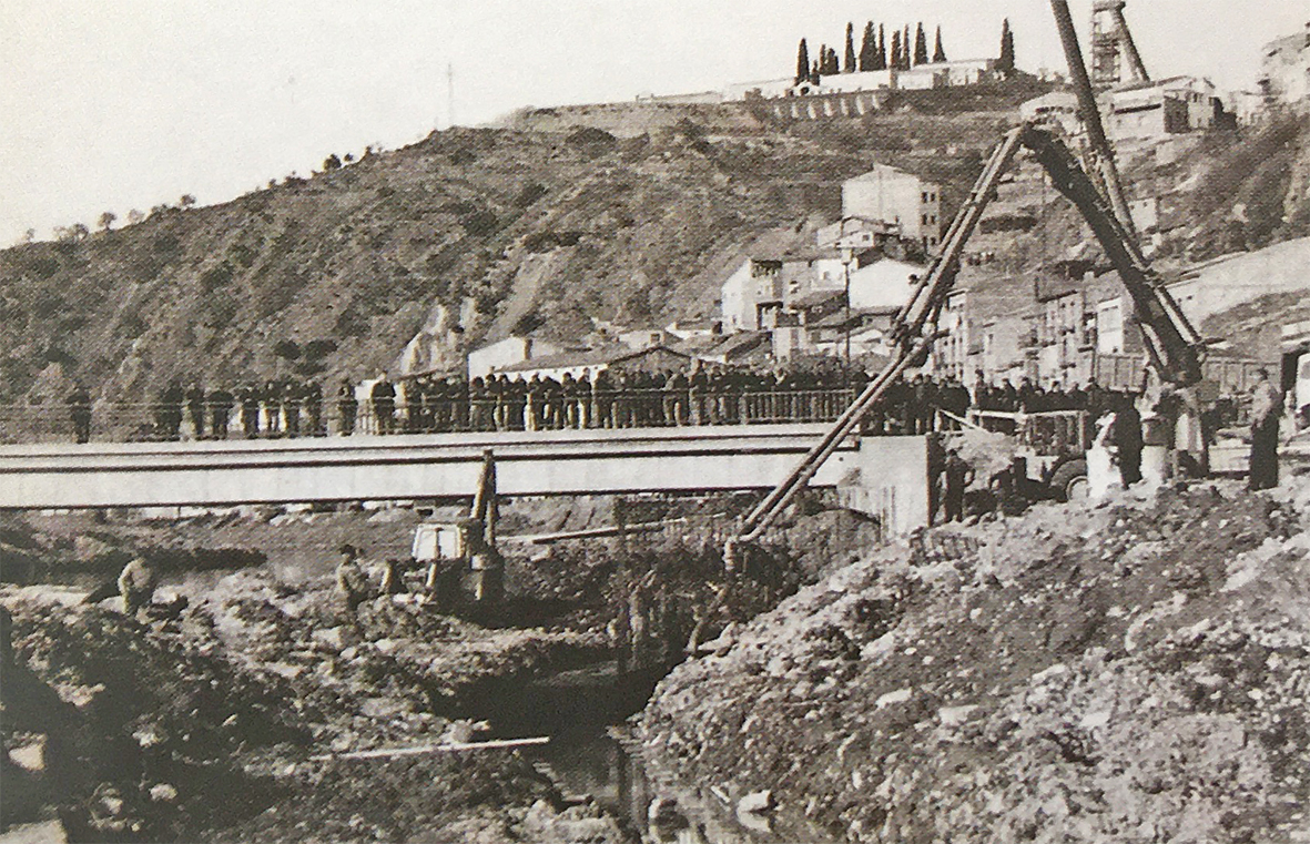 Treballs de construcciÃ³ del pont de Salipota, l'any 1977 (foto publicada en el llibre 'Salipota, SÃºria. El barri que va nÃ©ixer dues vegades' de Roger HernÃ¡ndez RodrÃ­guez).