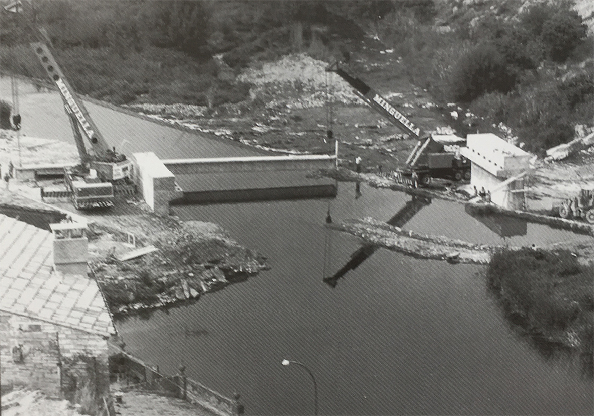 Treballs de construcciÃ³ del pont del barri de Salipota, l'any 1977 (foto publicada en el llibre 'SÃºria ahir i avui' de Josep Massana i Portella).