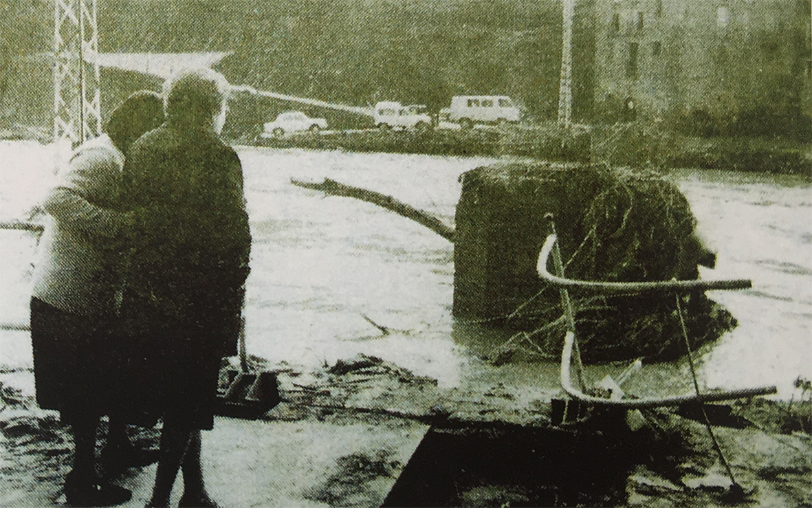 Dues dones contemplen les restes de l'antiga palanca de la FÃ brica Vella, arrossegada per la riuada de 1982 (foto publicada en el llibre 'Salipota, SÃºria. El barri que va nÃ©ixer dues vegades' de Roger HernÃ¡ndez RodrÃ­guez).