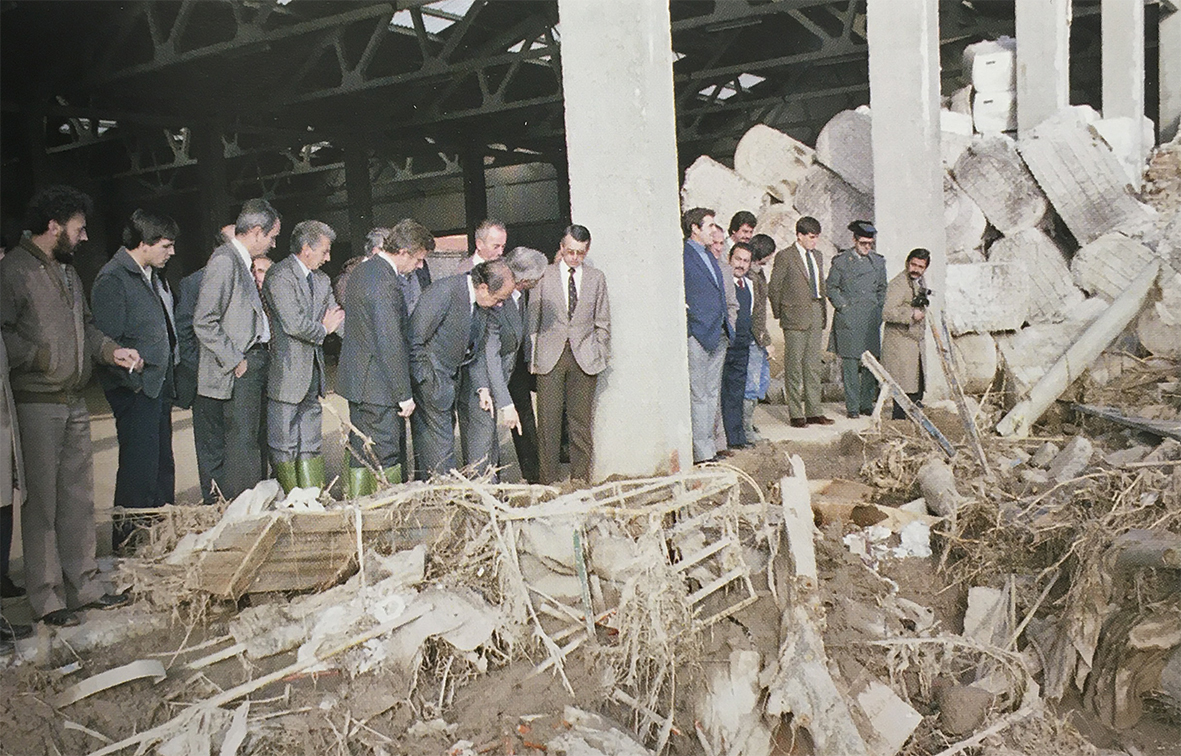 Visita del President de la Generalitat, Jordi Pujol, desprÃ©s de la riuada de 1982 (foto publicada en el llibre 'SÃºria. Els records d'un poble' de Josep Juncadella Masana).