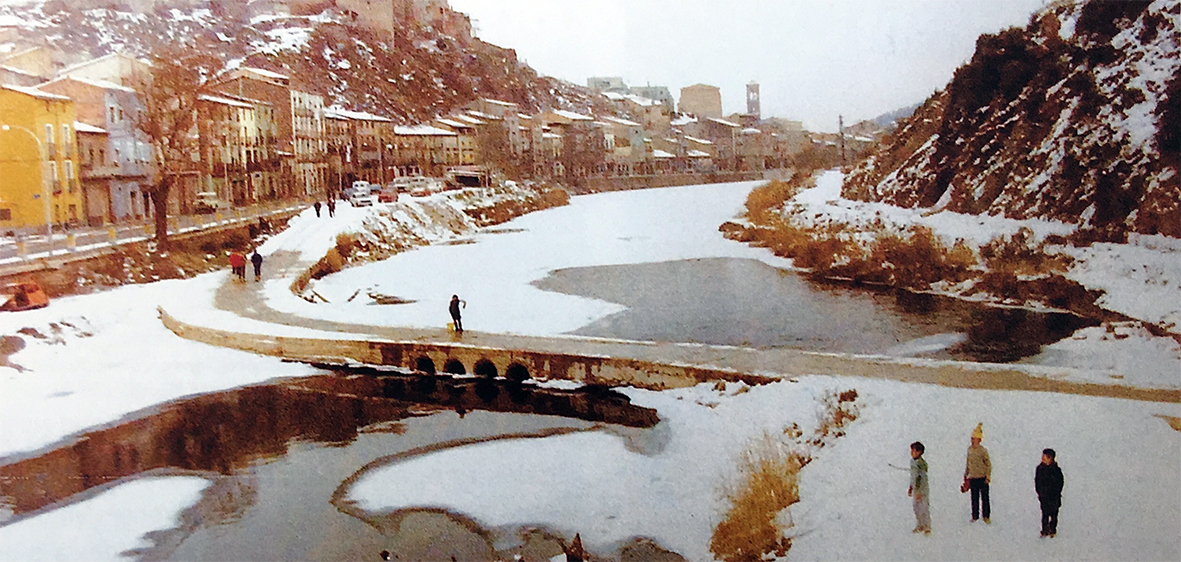 Imatge del riu Cardener prÃ cticament glaÃ§at, a comenÃ§aments de 1985 (foto publicada en el llibre 'Salipota, SÃºria. El barri que va nÃ©ixer dues vegades' de Roger HernÃ¡ndez RodrÃ­guez).