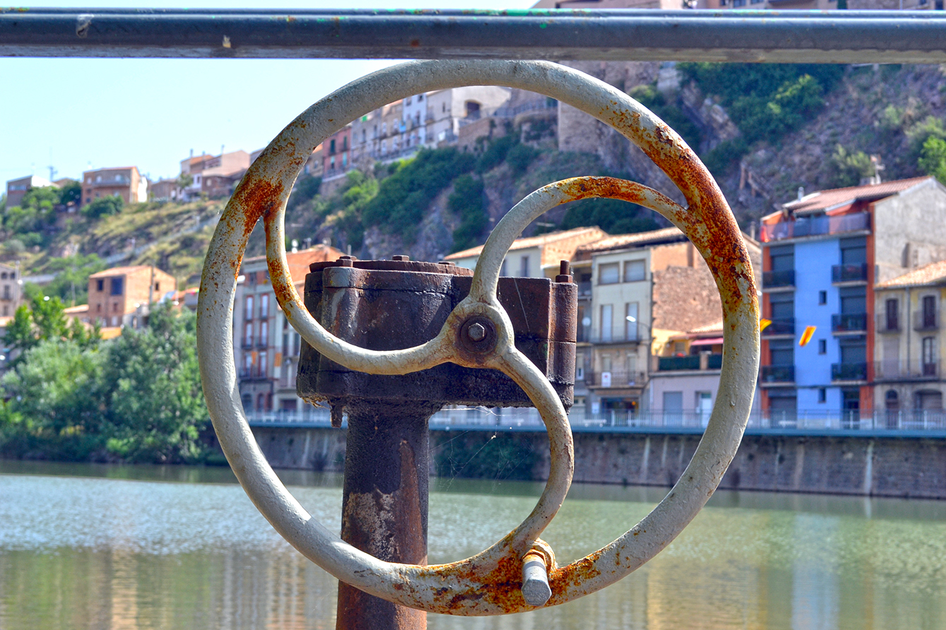 Element d'una turbina al pas del riu Cardener pel centre de SÃºria.