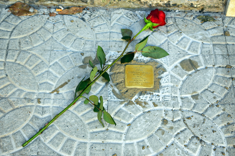 Llamborda Stolpersteine de Juan Navarro Pérez (carrer de les Flors, 22).