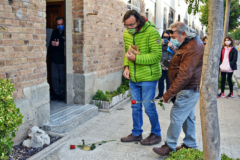 Familiars davant la llamborda Stolpersteine d'Antonio Yélamos Sevillano.