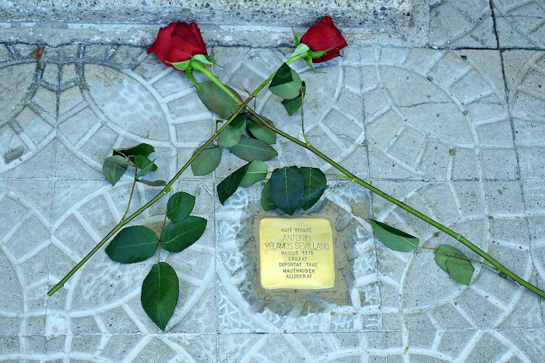 Llamborda Stolpersteine d'Antonio Yélamos Sevillano (carrer de les Flors, 3).