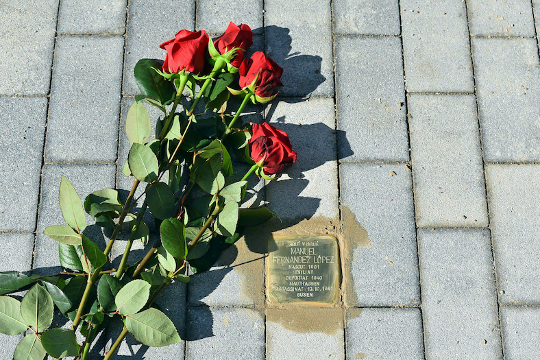 Llamborda Stolpersteine de Manuel Fernández López (carrer de Sant Antoni Maria Claret, a l'alçada del número 15).