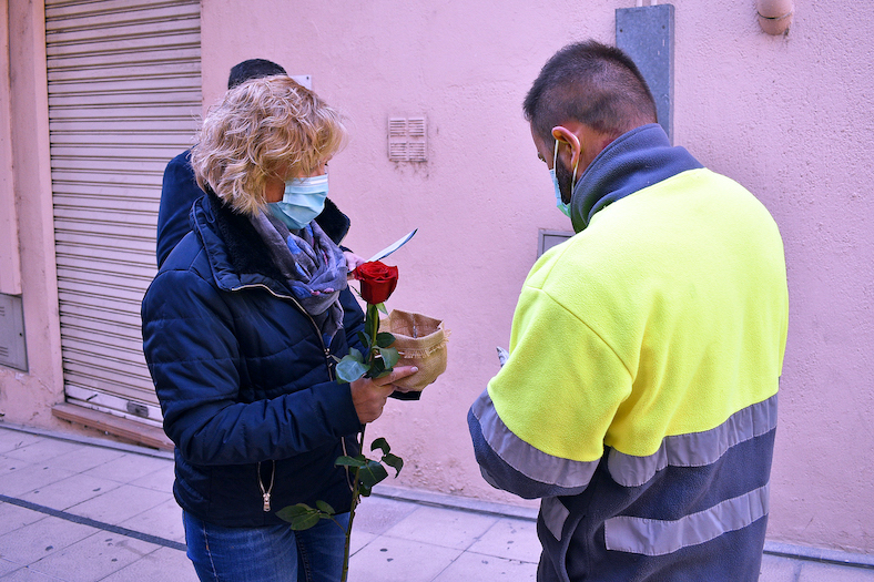 La regidora Monserrat Juncadella lliura la llamborda Stolpersteine de Manuel Canga Fernández.