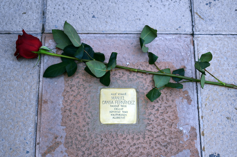 Llamborda Stolpersteine de Manuel Canga Fernández (cantonada del carrer de Sant Lluís amb l'avinguda de Santa Bàrbara).