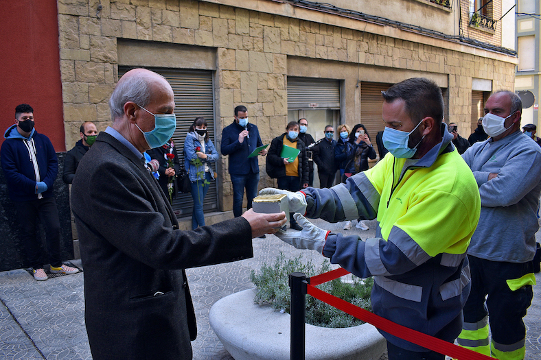 Un familiar lliura la llamborda Stolpersteine de Germán Tudela García.
