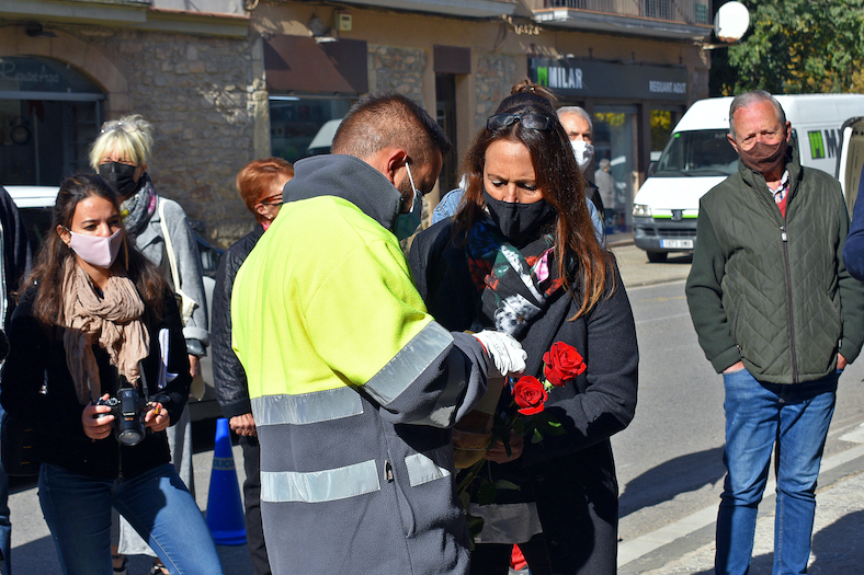 La regidora Olga Tena lliura la llamborda Stolpersteine de José Martínez Rodríguez.