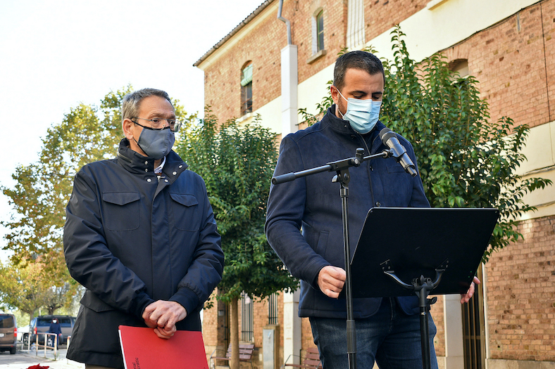 L'alcalde Albert Coberó parla durant l'acte d'inici del recorregut per col·locar les llambordes Stolpersteine per recordar els deportats suriencs, al costat del director de Memorial Democràtic, Jordi Font.