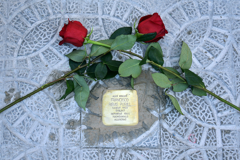 Llamborda Stolpersteine de Francisco Ribas Pubill (cantonada del carrer de Salvador Vancell i el passatge de Martí Sanglas).