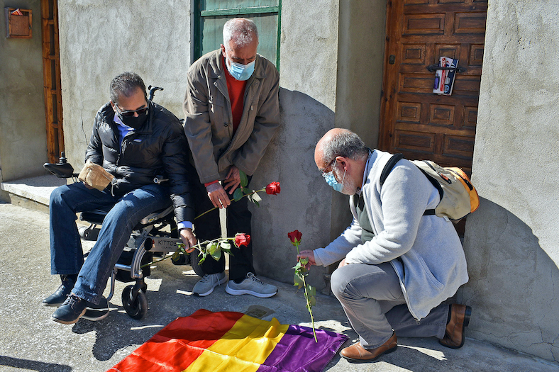 Familiars fan l'ofrena floral sobre la llamborda Stolpersteine de Juan Pérez Sánchez.