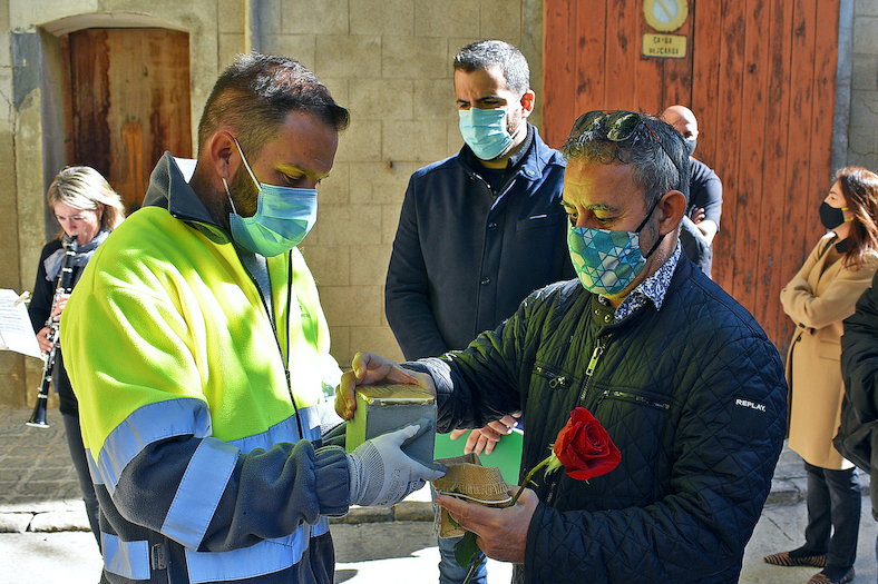El regidor Jordi Magallais lliura la llamborda Stolpersteine de Josep Masanell Torrebadella.