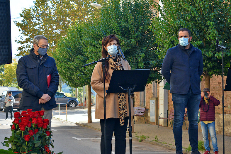 La representant de Deportados Asturias, Marta López, parla durant l'acte d'inici del recorregut per col·locar les llambordes Stolpersteine per recordar els deportats, al costat de l'alcalde Albert Coberó i del director de Memorial Democràtic.