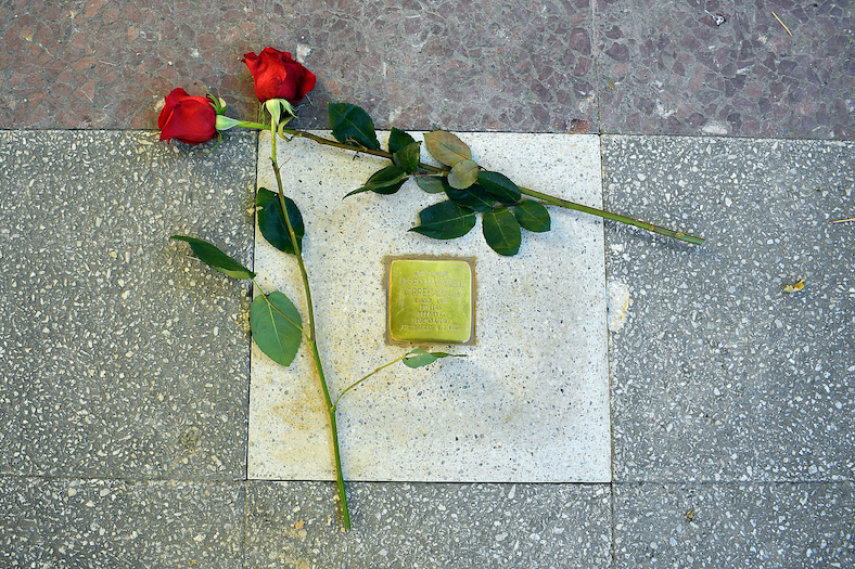 Llamborda Stolpersteine de Josep Masanell Torrebadella (plaça de Josep Anselm Clavé, 2).
