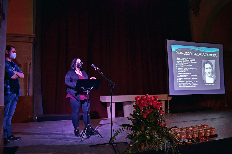 La historiadora surienca Jenifer Montaño i el representant surienc d'Amical de Mathausen, Jordi Alsina, durant l'acte de memòria i reconeixement als deportats suriencs, celebrat a l'Església del Roser.