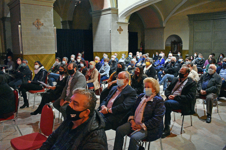 Persones assistents a l'acte de memòria i reconeixement als deportats suriencs, celebrat a l'Església del Roser.