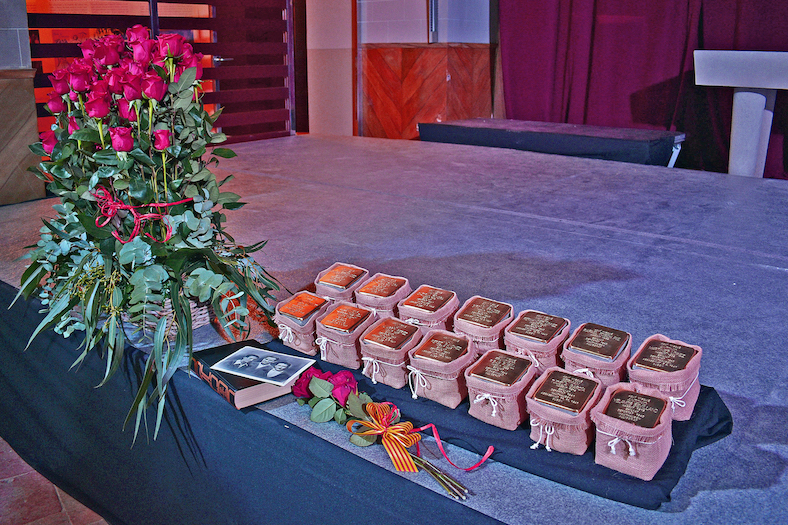 Llambordes Stolpersteine dels deportats suriencs, exposades durant l'acte de memòria i reconeixement que es va celebrar a l'Església del Roser.