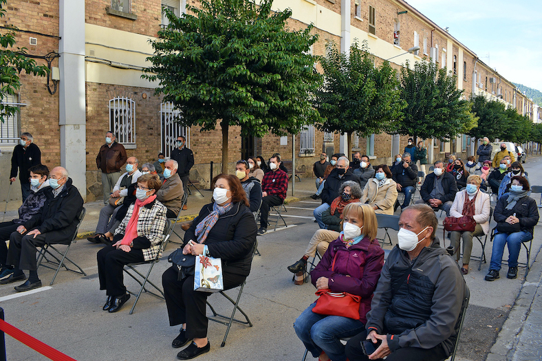 Persones assistents a l'acte d'inici del recorregut per col·locar les llambordes Stolpersteine per recordar els deportats suriencs.