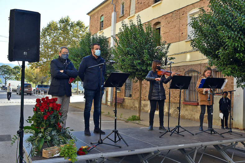 Actuació de l'Escola Municipal de Música durant l'acte d'inici del recorregut per col·locar les llambordes Stolpersteine per recordar els deportats suriencs.