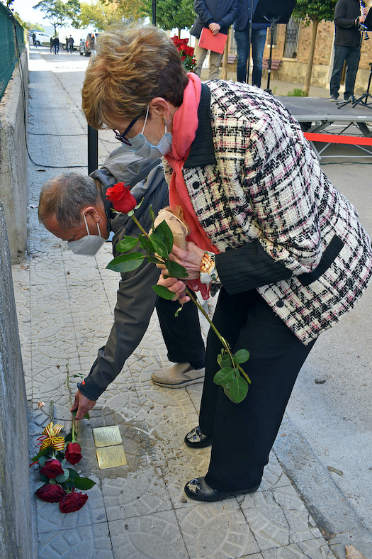 Familiars fan l'ofrena floral davant les llambordes Stolpersteine dels germans Francisco i Manel Cazorla Zamora.