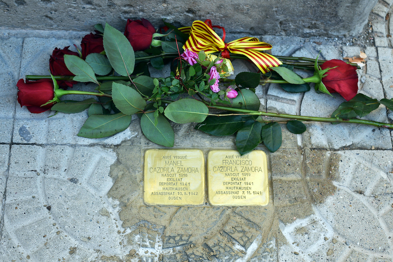 Llambordes Stolpersteine dels germans Francisco i Manel Cazorla Zamora (carrer de les Flors, 27).
