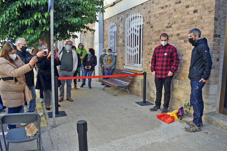 Familiars al costat de la llamborda Stolpersteine d'Antonio Martínez López.