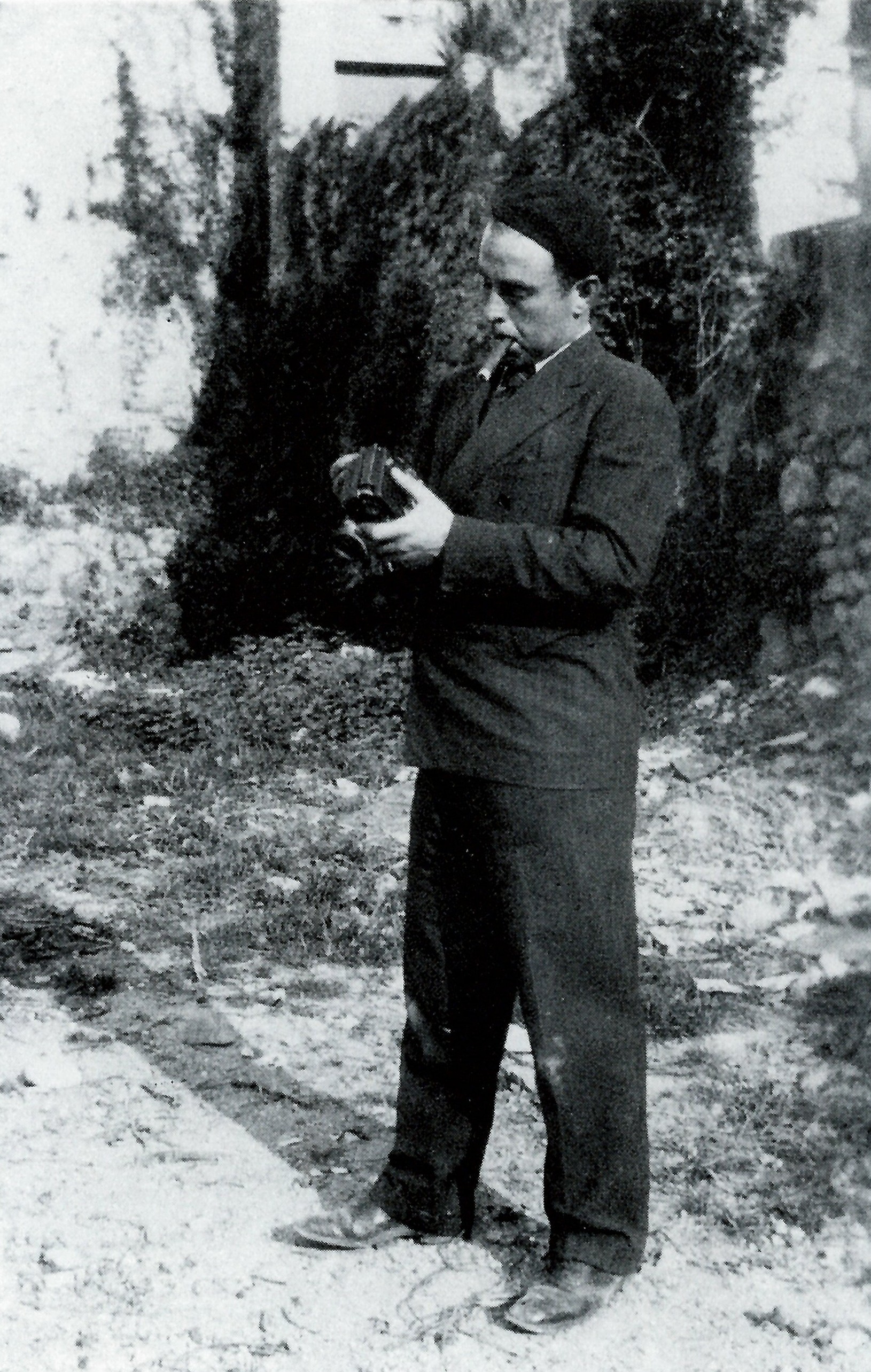 Ramon Biadiu, amb una cÃ mera (font: llibre 'Ramon Biadiu (1906-1984). Cineasta d'avantguarda').