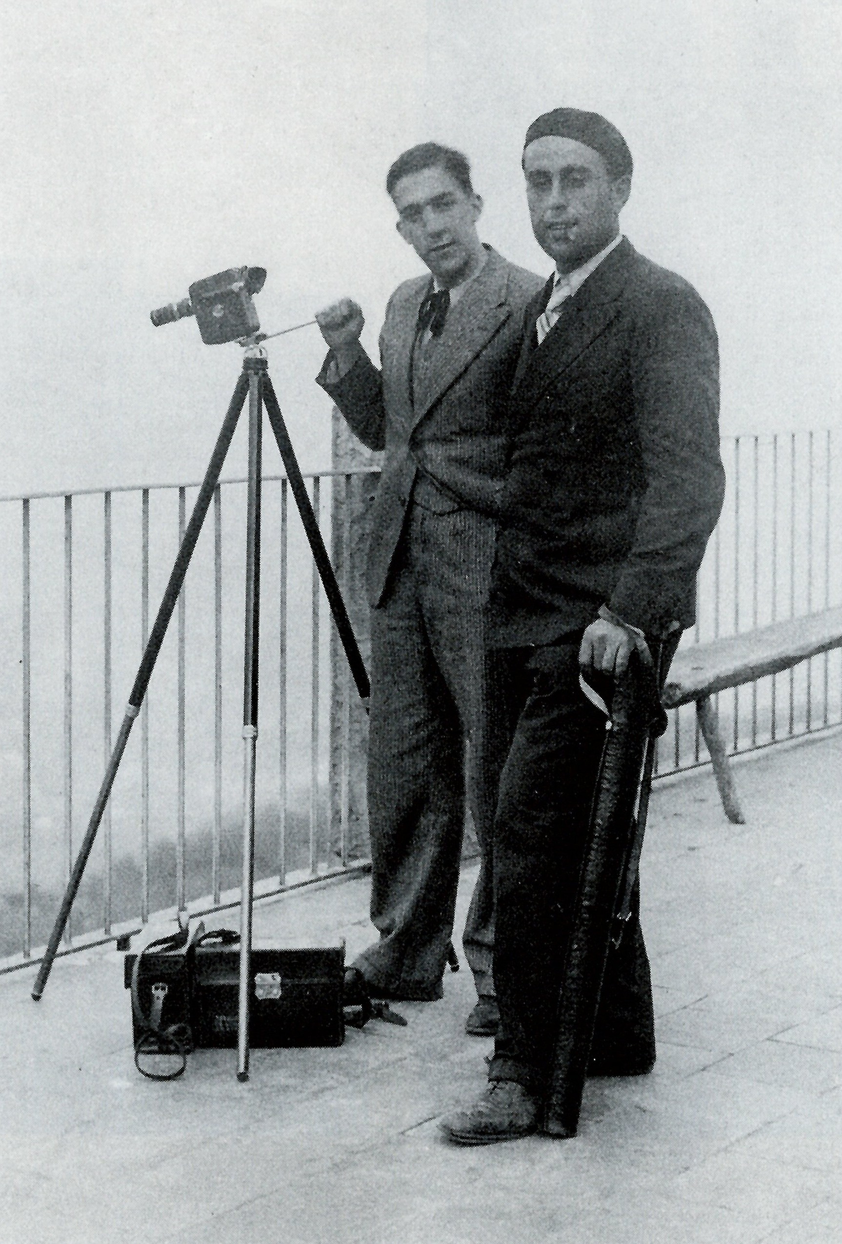 Ramon Biadiu (dreta), preparant una filmaciÃ³ (font: llibre 'Ramon Biadiu (1906-1984). Cineasta d'avantguarda').