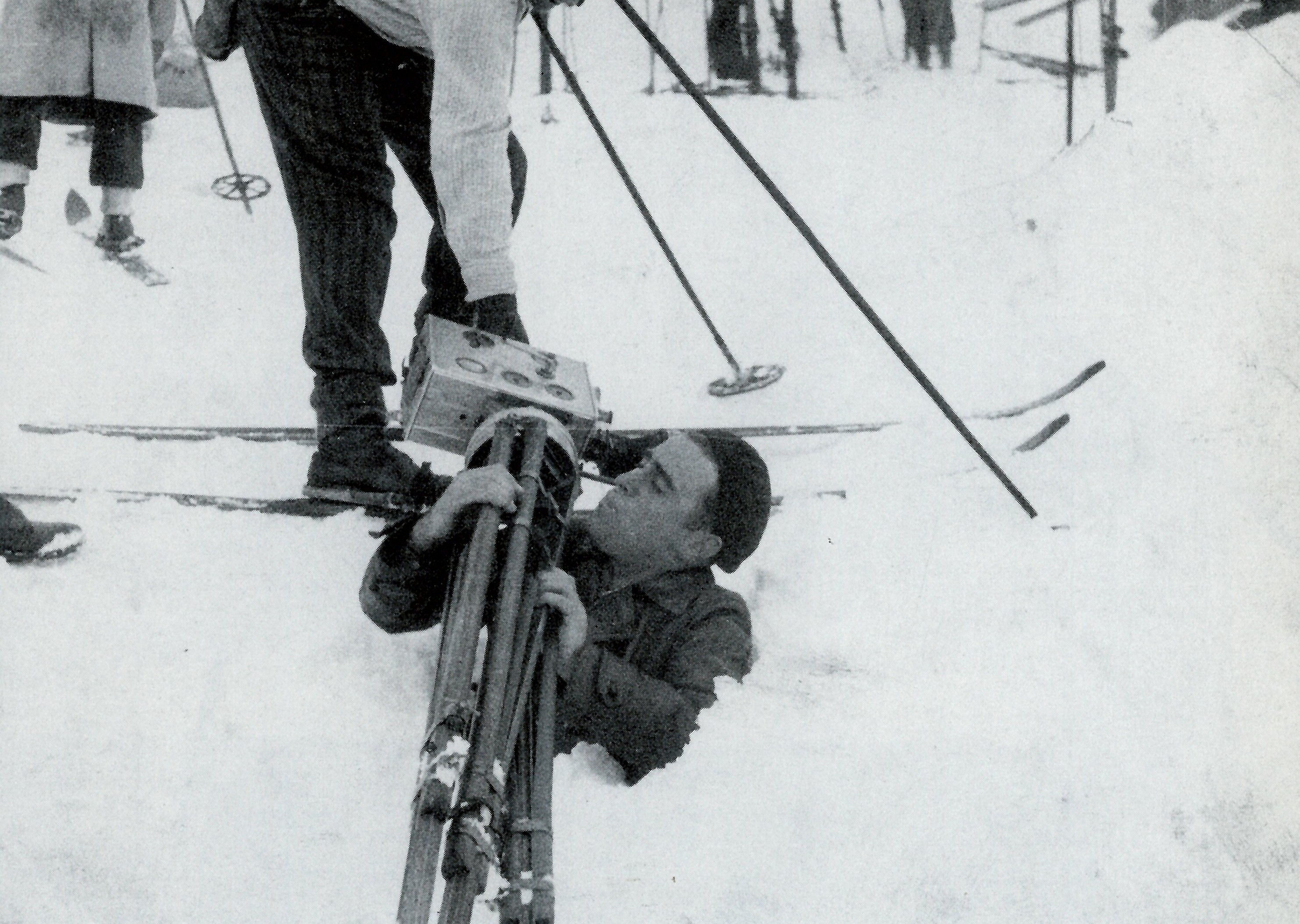 Ramon Biadiu, preparant una filmaciÃ³ enmig de la neu (font: llibre 'Ramon Biadiu (1906-1984). Cineasta d'avantguarda').