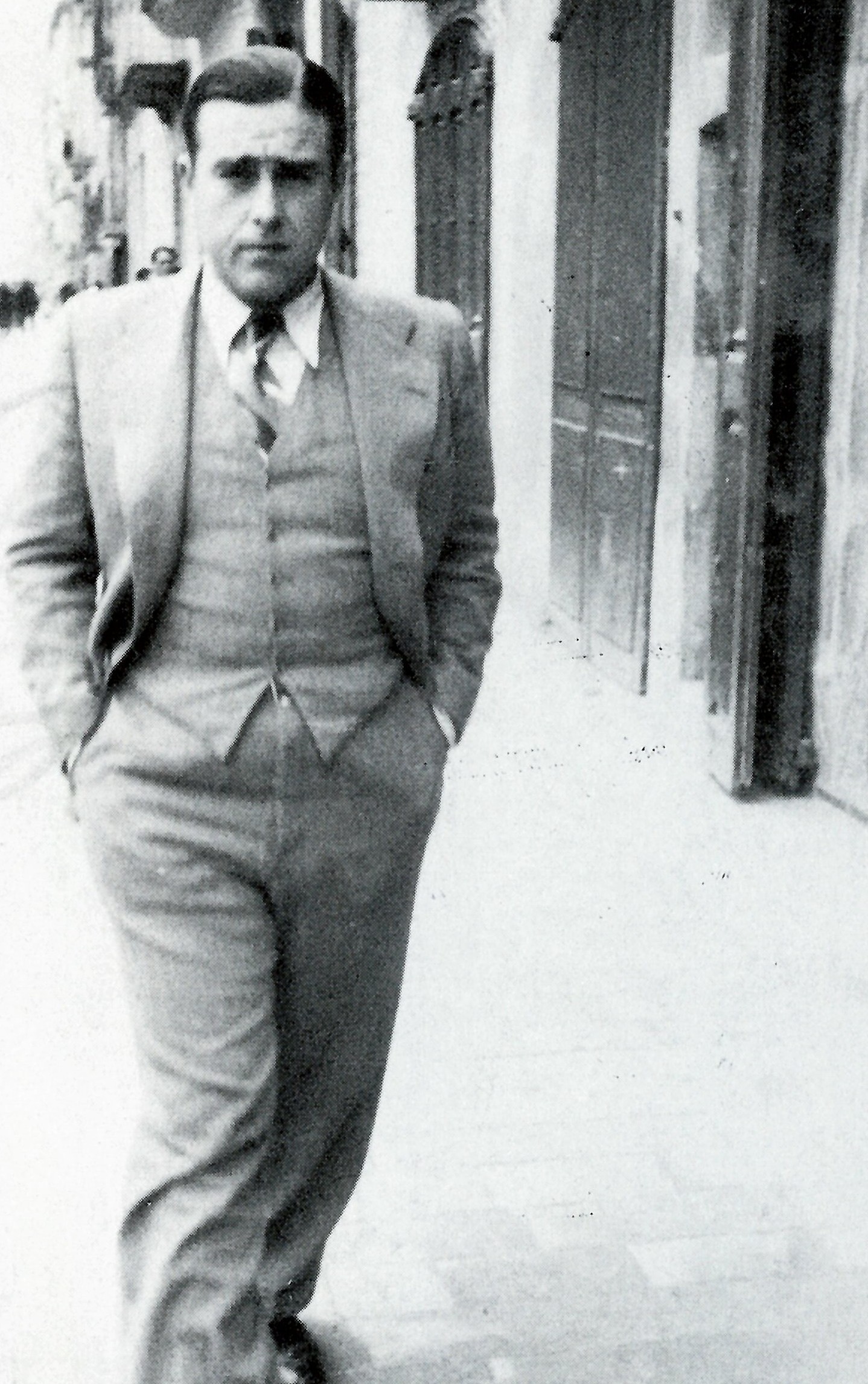 Ramon Biadiu, passejant per SÃºria (font: llibre 'Ramon Biadiu (1906-1984). Cineasta d'avantguarda').