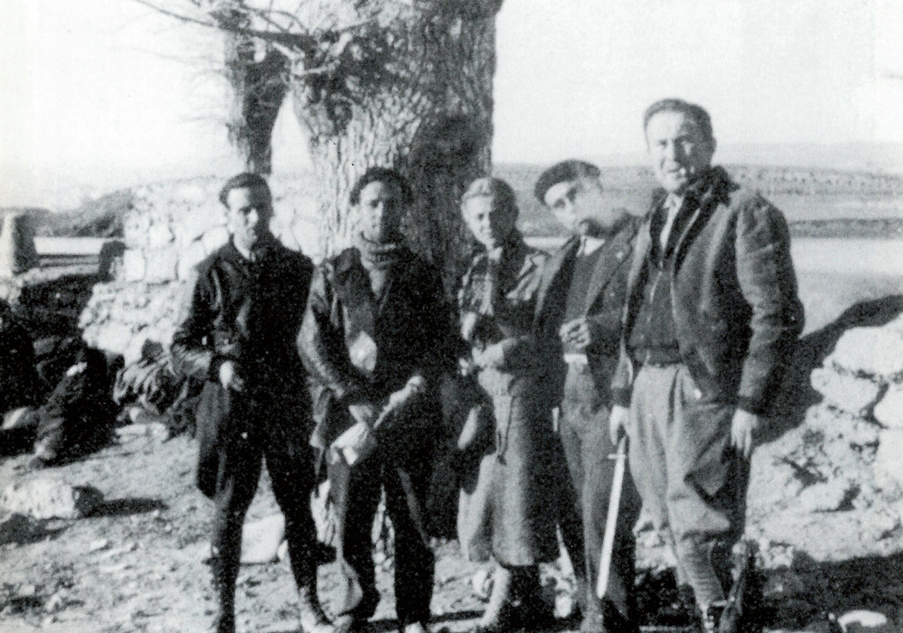 Ramon Biadiu i la seva esposa Consol Ester (centre), durant el rodatge de 'Conquesta de Terol' (font: llibre 'Ramon Biadiu (1906-1984). Cineasta d'avantguarda').