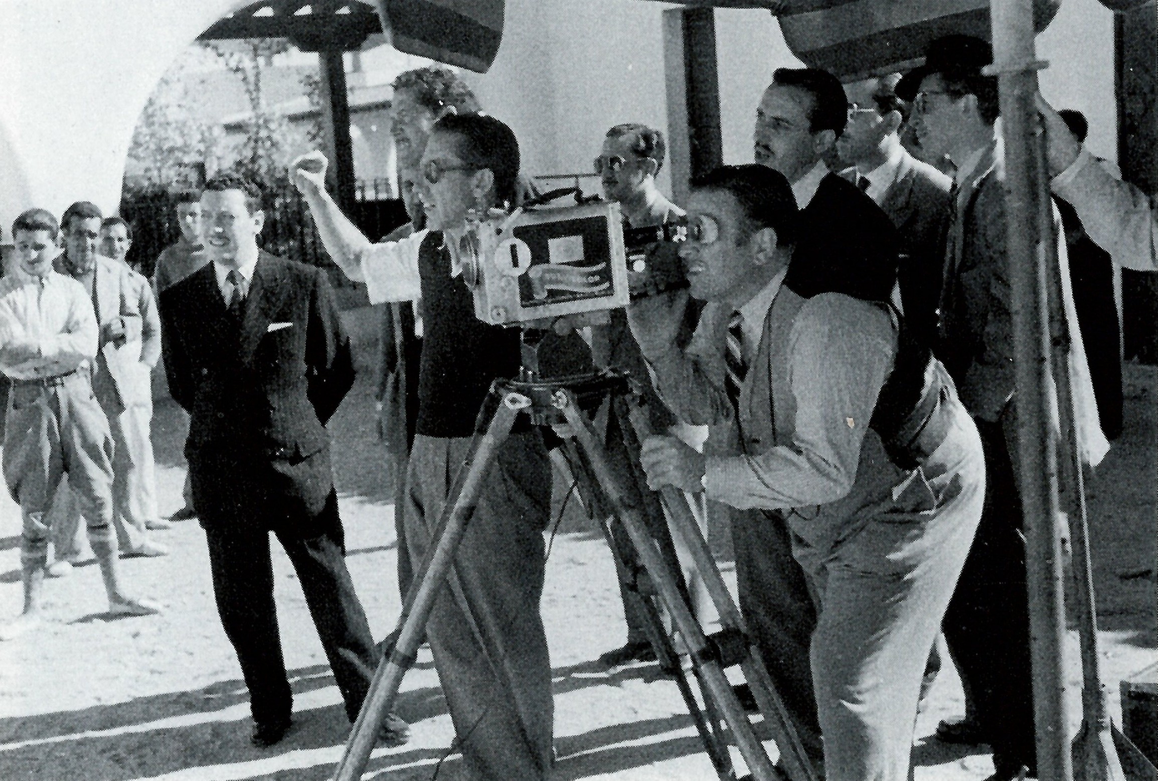 Ramon Biadiu, darrere la cÃ mera, durant la filmaciÃ³ d''A punta de lÃ¡tigo' (font: llibre 'Ramon Biadiu (1906-1984). Cineasta d'avantguarda').