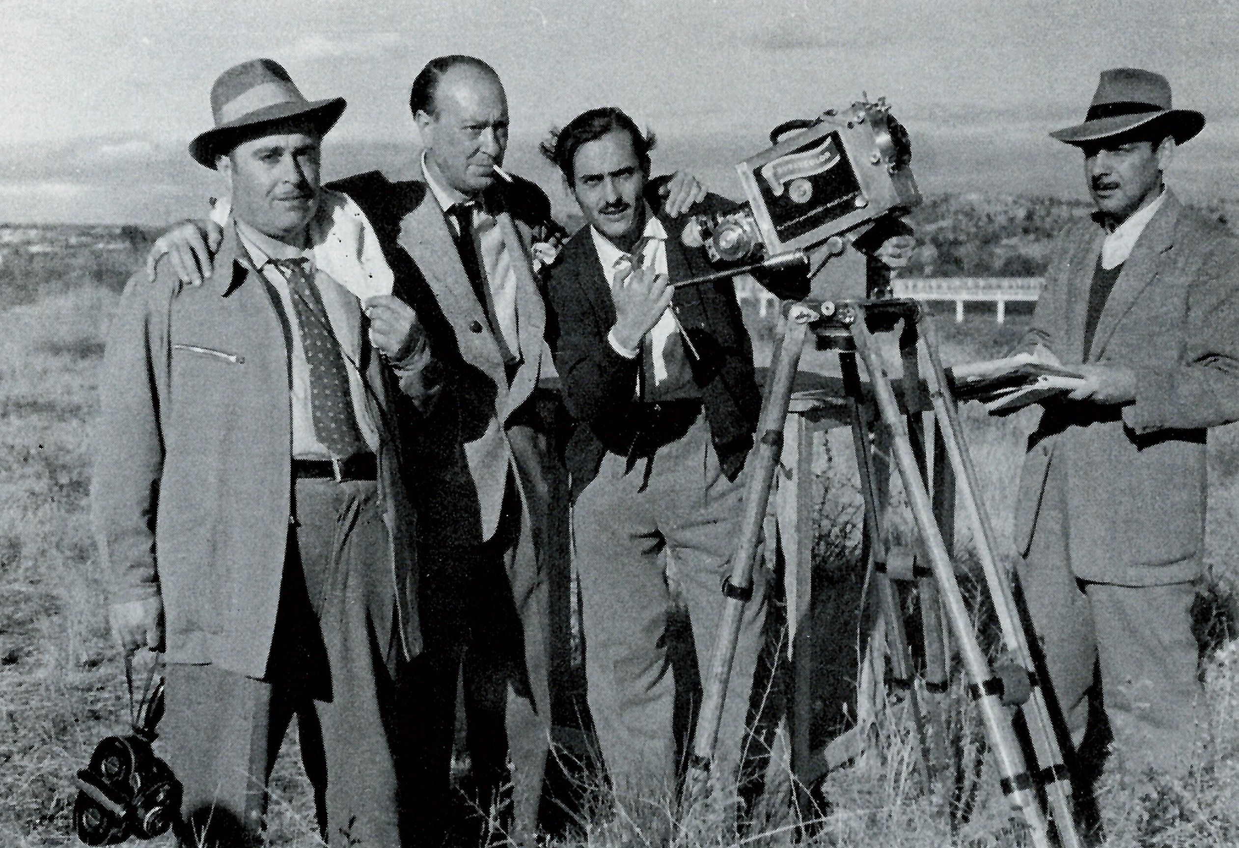 Ramon Biadiu, darrere la cÃ mera, durant la filmaciÃ³ d''A punta de lÃ¡tigo' (font: llibre 'Ramon Biadiu (1906-1984). Cineasta d'avantguarda').