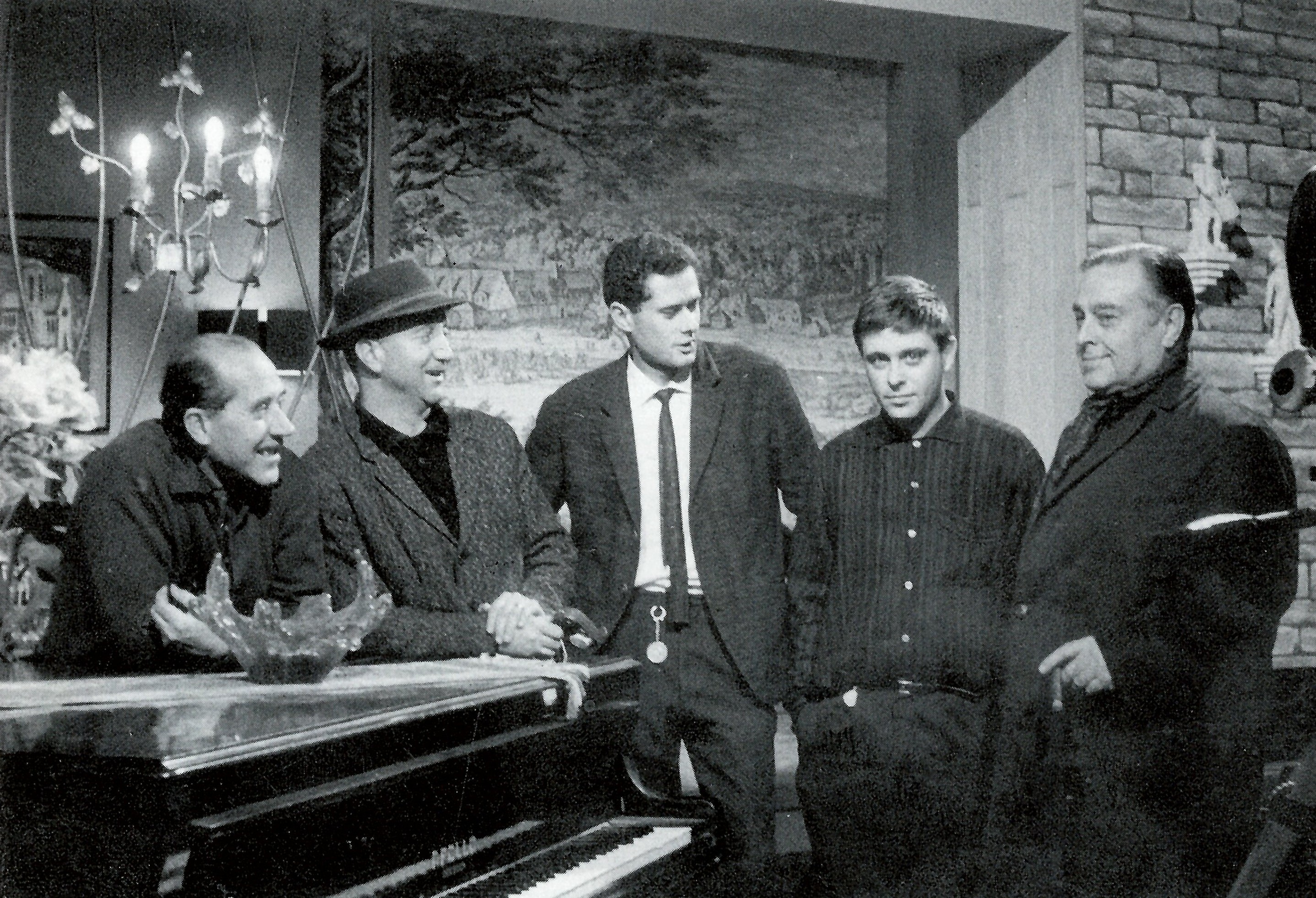 Ramon Biadiu (primer per la dreta), al costat del seu fill Jaume, durant el descans d'un rodatge (font: llibre 'Ramon Biadiu (1906-1984). Cineasta d'avantguarda').