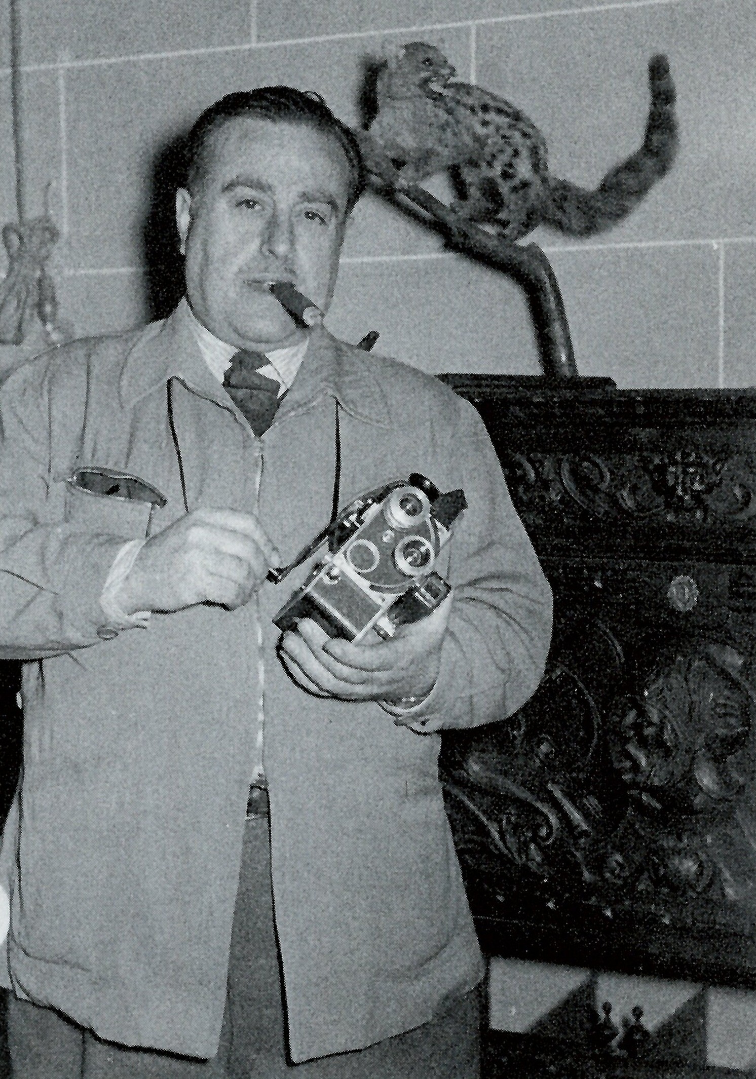 Ramon Biadiu, amb la seva cÃ mera (font: llibre 'Ramon Biadiu (1906-1984). Cineasta d'avantguarda').