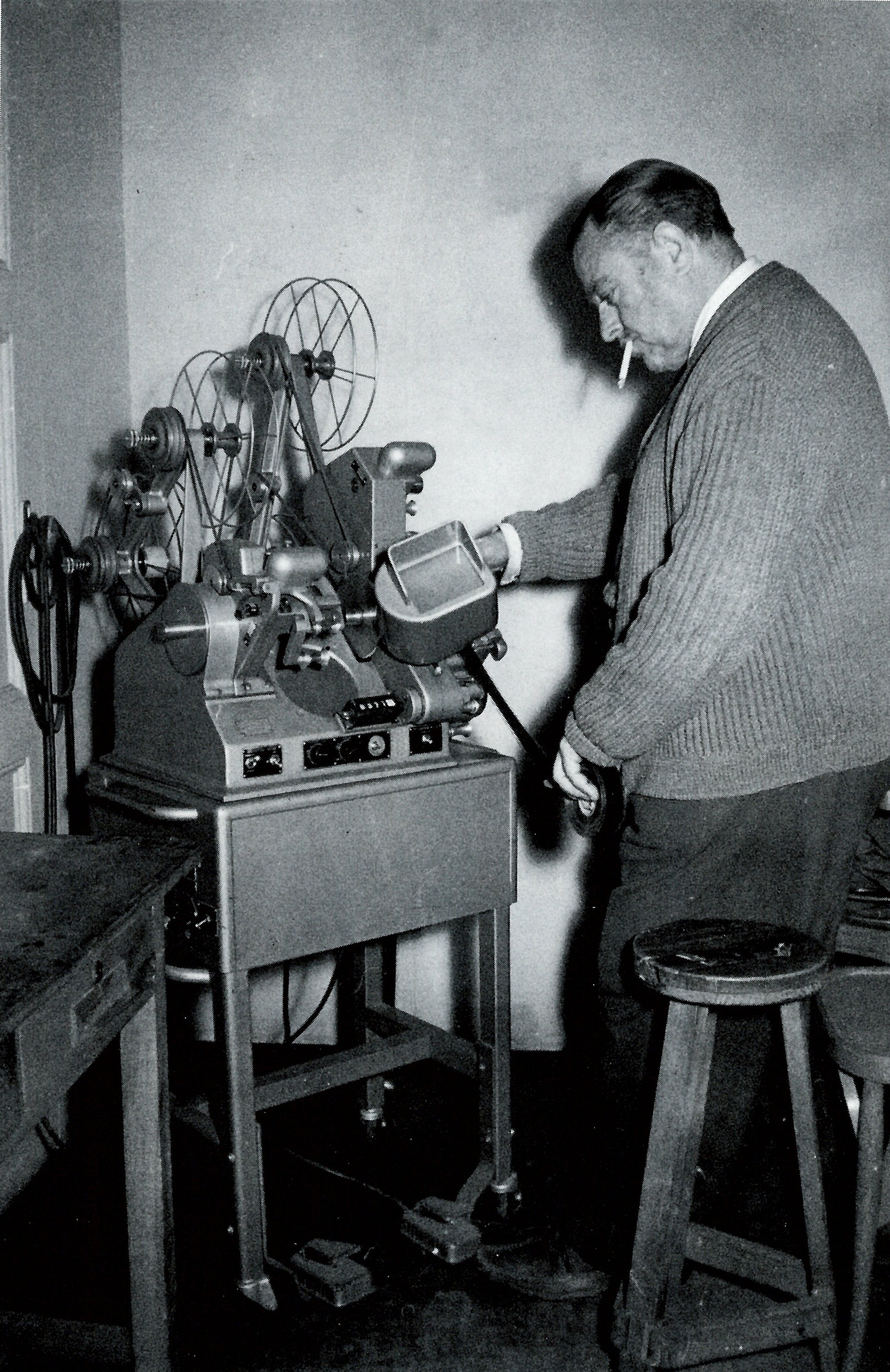Ramon Biadiu, fent servir la moviola (font: llibre 'Ramon Biadiu (1906-1984). Cineasta d'avantguarda').