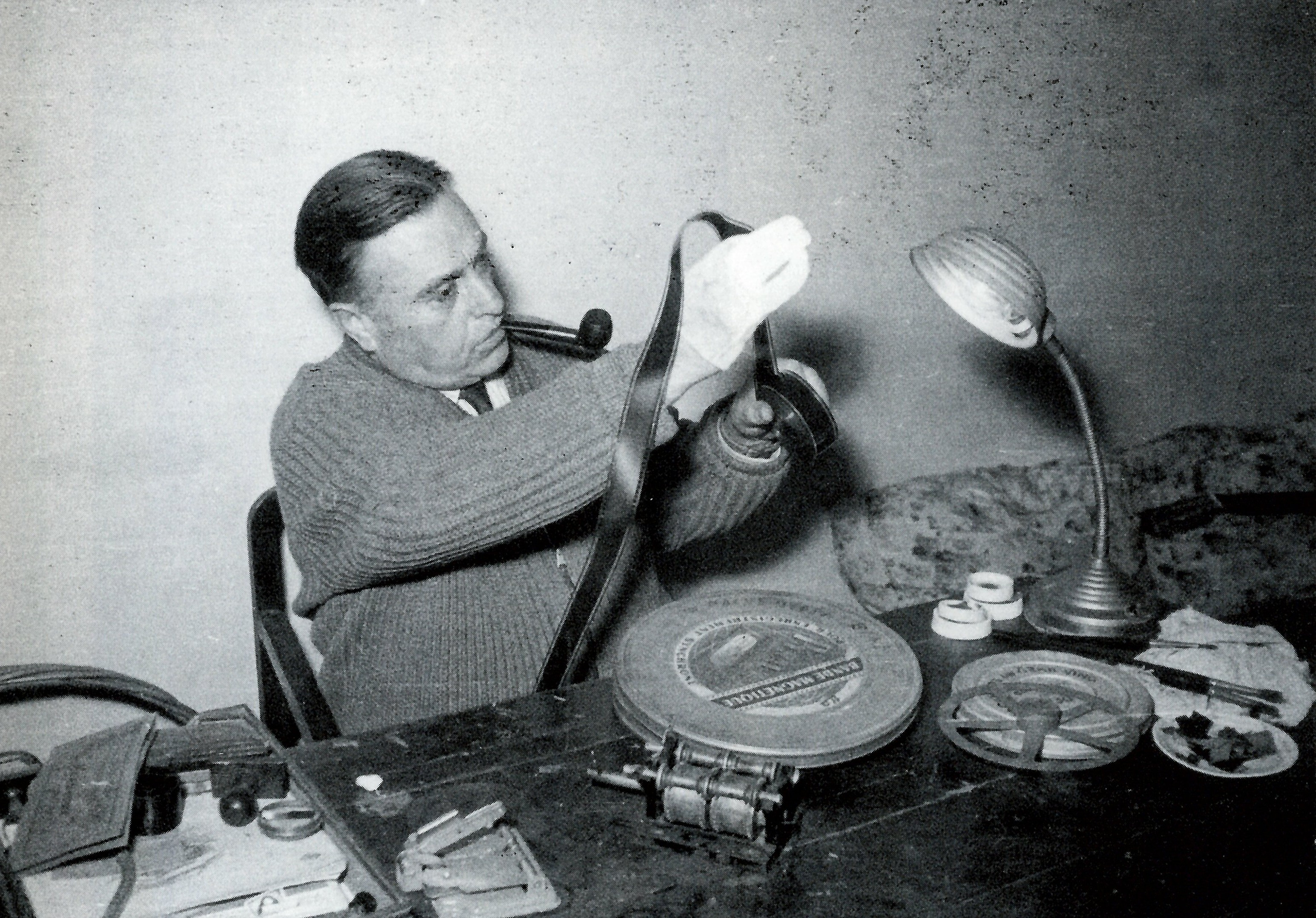 Ramon Biadiu, revisant un fragment de pelÂ·lÃ­cula (font: llibre 'Ramon Biadiu (1906-1984). Cineasta d'avantguarda').