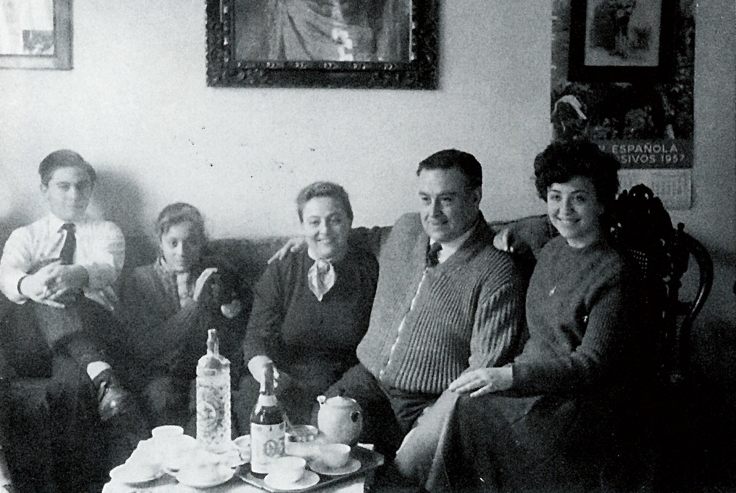 Ramon Biadiu i la seva esposa, Consol Ester, amb el seu fill Jaume i les seves filles Rosa i MercÃ¨ (font: llibre 'Ramon Biadiu (1906-1984). Cineasta d'avantguarda').