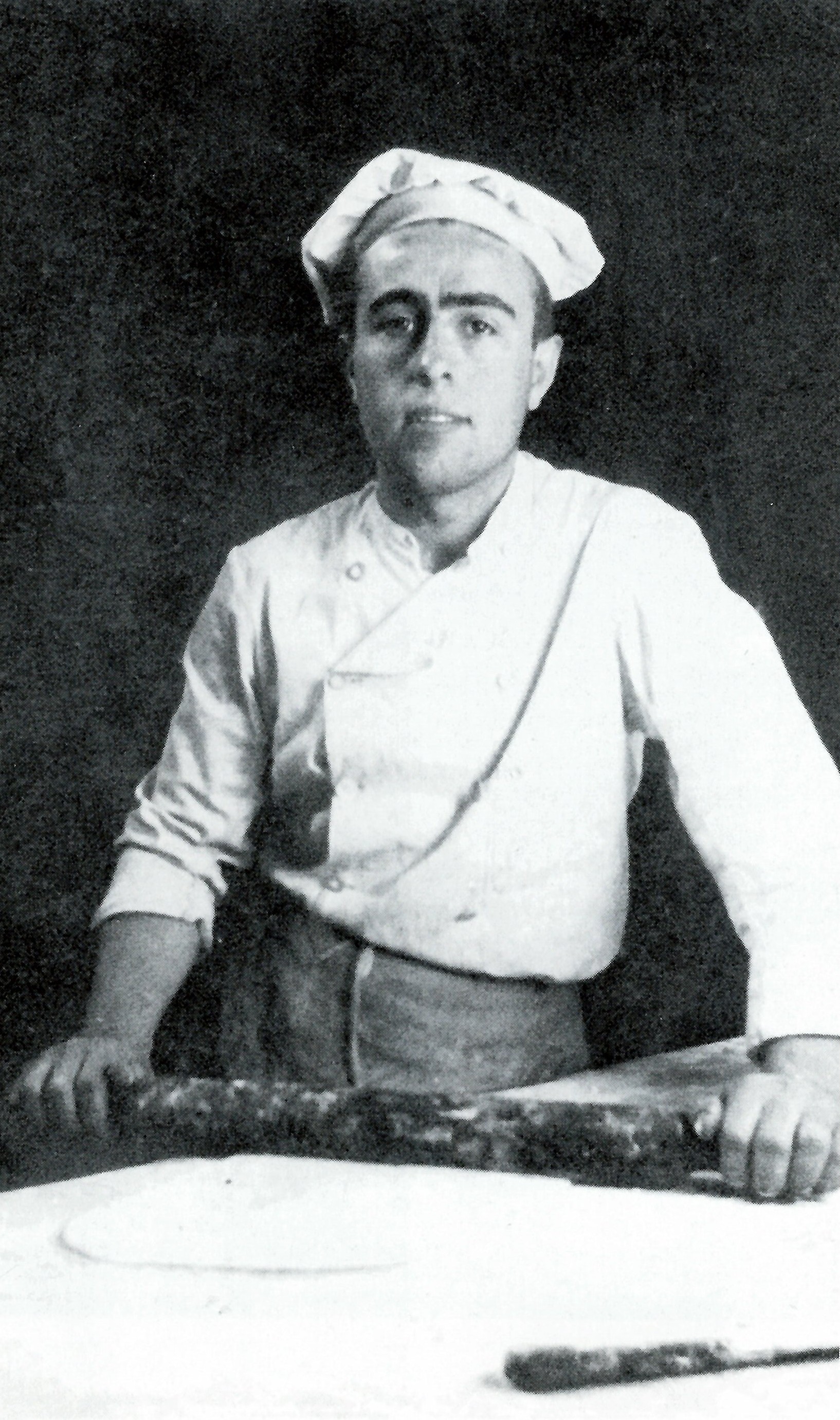 Ramon Biadiu, en una foto de joventut, treballant de pastisser (font: llibre 'Ramon Biadiu (1906-1984). Cineasta d'avantguarda').