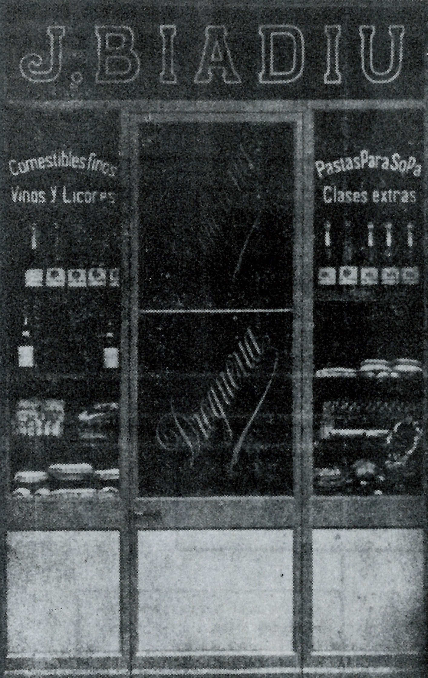 FaÃ§ana de la botiga de Cal Biadiu, en una foto de la dÃ¨cada de 1920 (font: llibre 'Ramon Biadiu (1906-1984). Cineasta d'avantguarda').